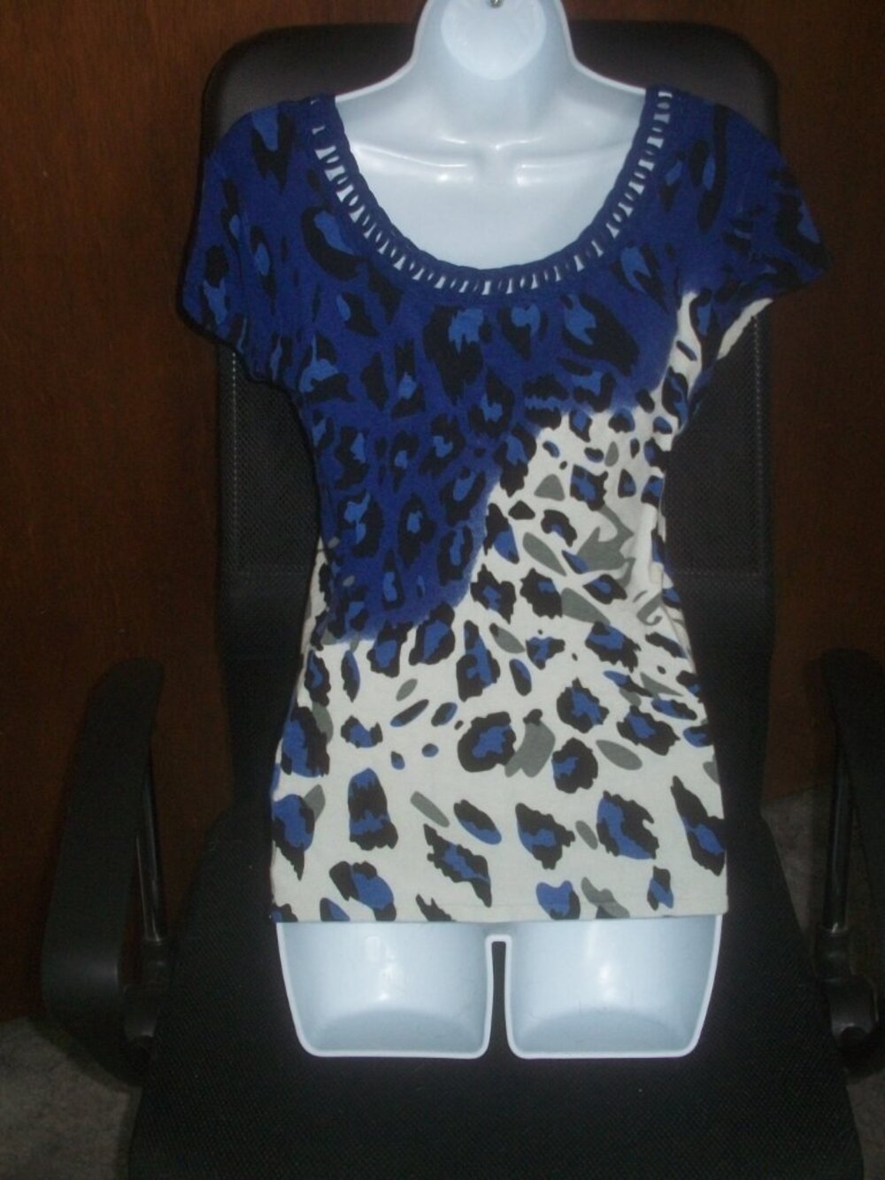 womens knit sleeveless sweater.leopard pattern.cap sleeve.size medium